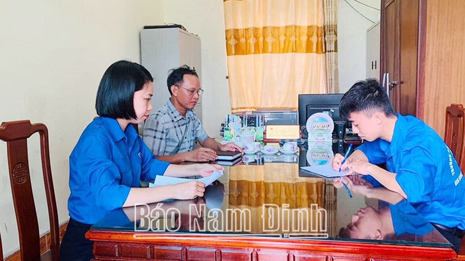 Thanh niên Trần Văn Thành, xóm 5, xã Xuân Thành (Xuân Trường) viết đơn tình nguyện lên đường nhập ngũ.