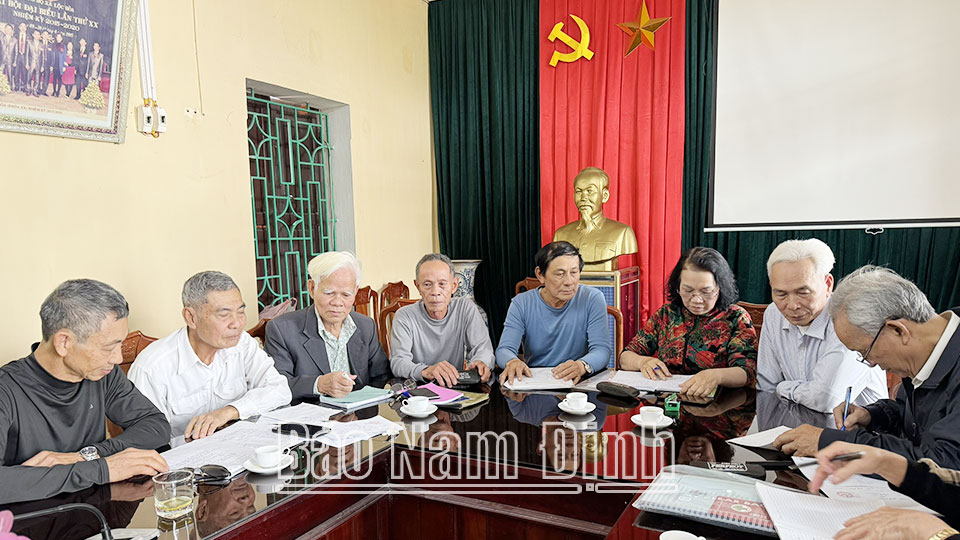 Hội viên Hội Người cao tuổi phường Lộc Hoà (thành phố Nam Định) tích cực tham gia công tác xã hội. 