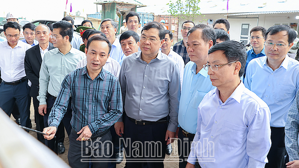 Các đồng chí Thường trực Tỉnh ủy và lãnh đạo UBND tỉnh kiểm tra tiến độ thi công Dự án Xây dựng tuyến đường bộ mới Nam Định - Lạc Quần - Đường bộ ven ­biển đoạn qua xã Hồng Quang. 