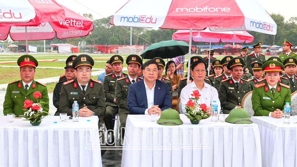Đồng chí Bí thư Tỉnh ủy Phạm Gia Túc và các đồng chí lãnh đạo Công an tỉnh, thành phố Nam Định dự buổi thực binh đảm bảo an ninh trật tự lễ Khai ấn Đền Trần.