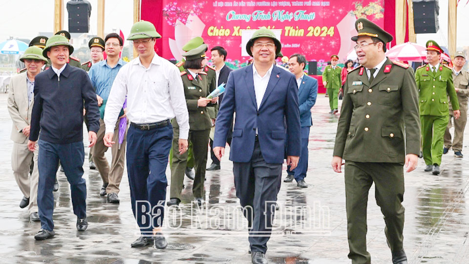 Đồng chí Bí thư Tỉnh ủy Phạm Gia Túc và các đồng chí lãnh đạo Công an tỉnh, thành phố Nam Định dự buổi thực binh đảm bảo an ninh trật tự lễ Khai ấn Đền Trần. 
