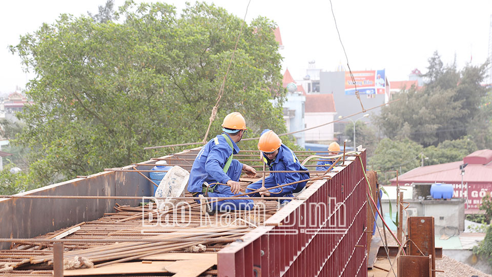 Công nhân làm việc tại cầu Lạc Quần thuộc công trình xây dựng tuyến đường bộ mới Nam Định - Lạc Quần - Đường bộ ven biển.