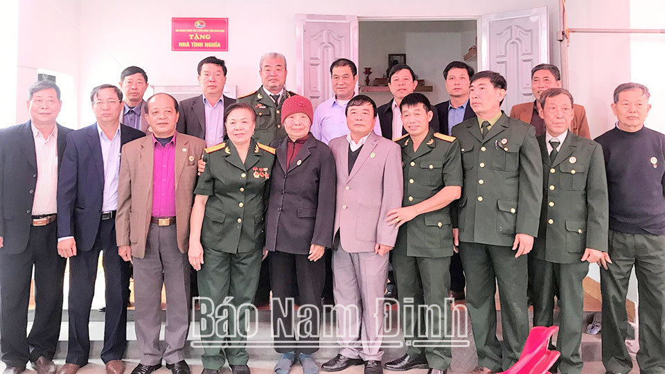 Hội Doanh nhân Cựu chiến binh tỉnh trao tặng nhà tình nghĩa cho cựu chiến binh Trần Thị Bình, xóm 12, xã Xuân Ninh (Xuân Trường).