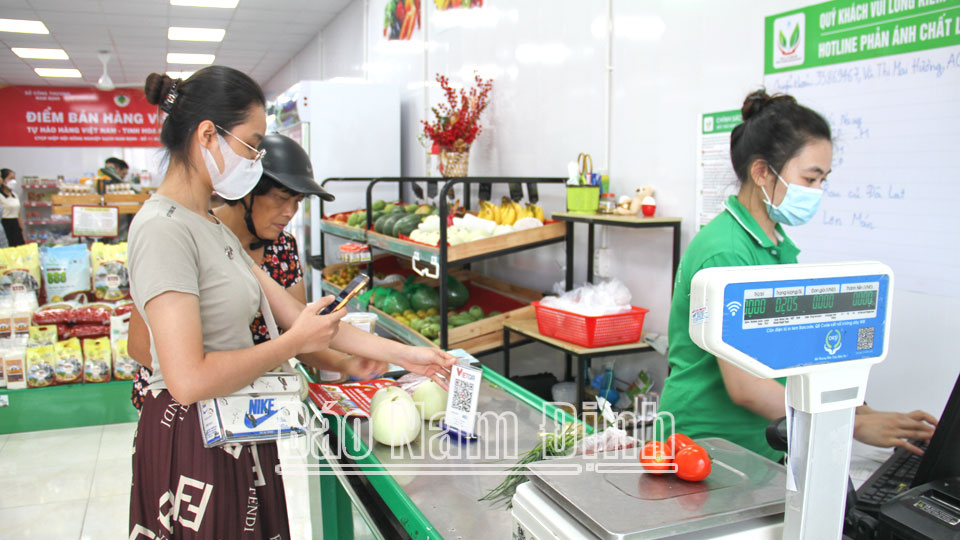 Người tiêu dùng sử dụng phương thức thanh toán số khi mua sắm tại cửa hàng nông sản sạch Khu đô thị Dệt may (thành phố Nam Định).