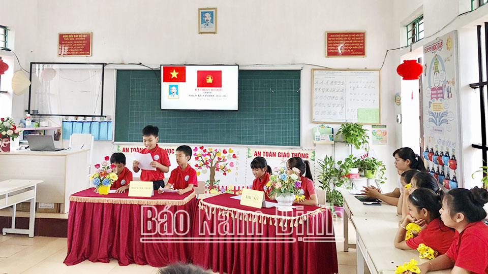 Quang cảnh Đại hội Chi Đội lớp học của Trường Tiểu học thị trấn Rạng Đông (Nghĩa Hưng).