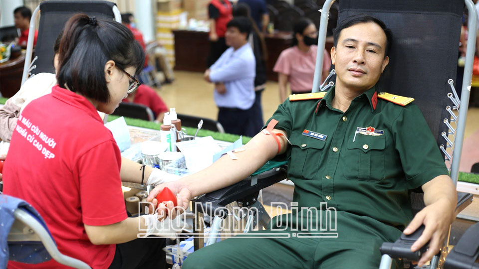 Đông đảo hội viên Chữ thập đỏ huyện Ý Yên tham gia hiến máu nhân đạo trong ngày hội “Những giọt máu hồng” năm 2023.