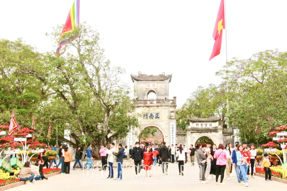 Đông đảo người dân và du khách về Đền Trần dự lễ hội Khai ấn năm 2024.