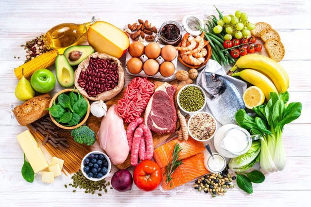Không chỉ ăn các loại thực phẩm protein mà cần ăn uống cân bằng bao gồm cả chất béo và chất bột đường.