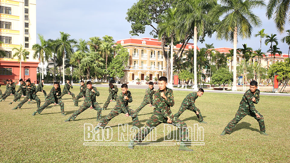 Cán bộ, chiến sĩ Đại đội Trinh sát (Bộ CHQS tỉnh) luyện tập bài 16 động tác võ thể dục trong quân đội.