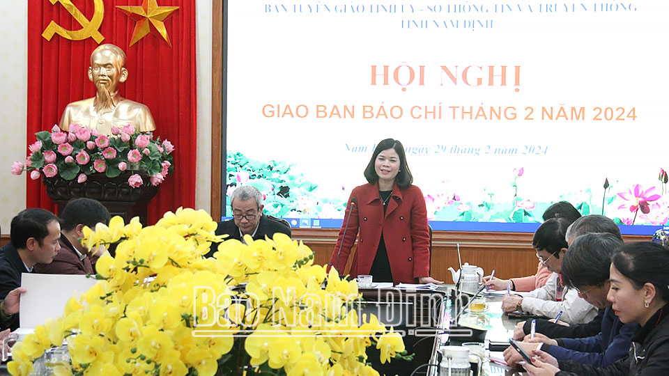 Đồng chí Phạm Thị Thu Hằng, Ủy viên Ban TVTU, Trưởng Ban Tuyên giáo Tỉnh ủy phát biểu kết luận hội nghị. 