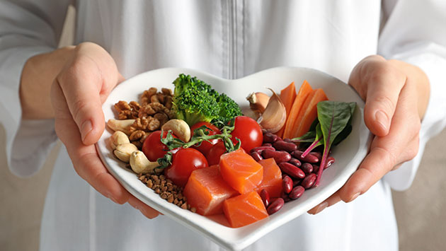 7 cách ăn uống bảo vệ sức khỏe tim mạch