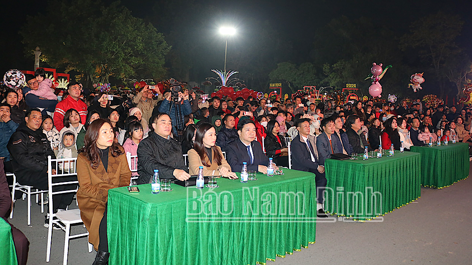 Đông đảo khán giả Thành Nam đến xem chương trình nghệ thuật. 

