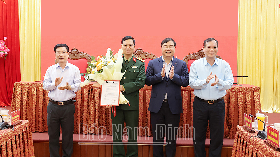 Các đồng chí Thường trực Tỉnh ủy tặng hoa chúc mừng Đại tá Nguyễn Bá Thịnh.
