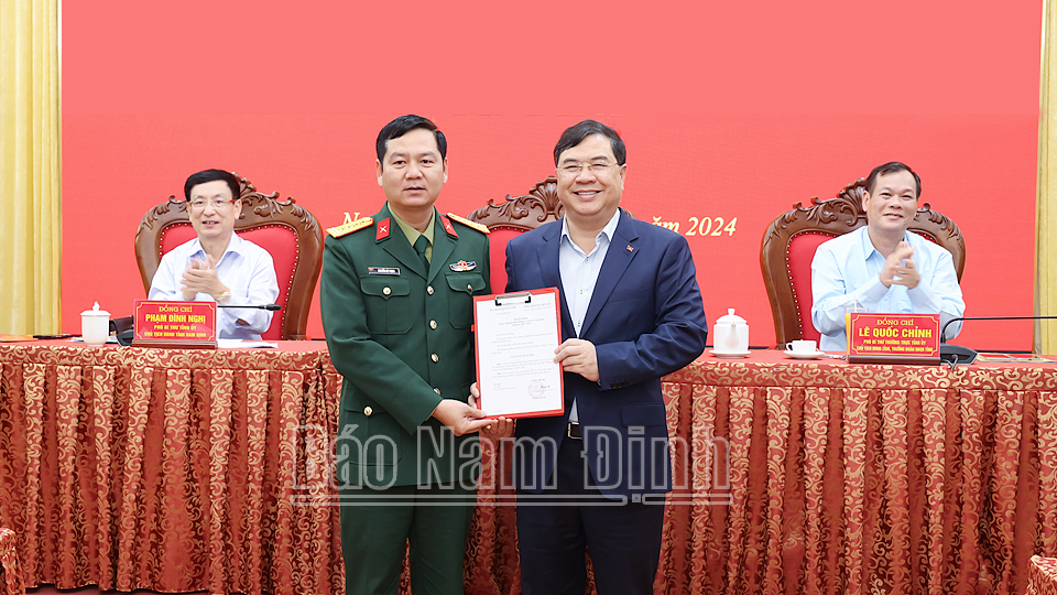 Thừa ủy quyền, đồng chí Phạm Gia Túc, Ủy viên BCH Trung ương Đảng, Bí thư Tỉnh ủy trao Quyết định chuẩn y Đại tá Nguyễn Bá Thịnh tham gia Ban TVTU nhiệm kỳ 2020-2025.