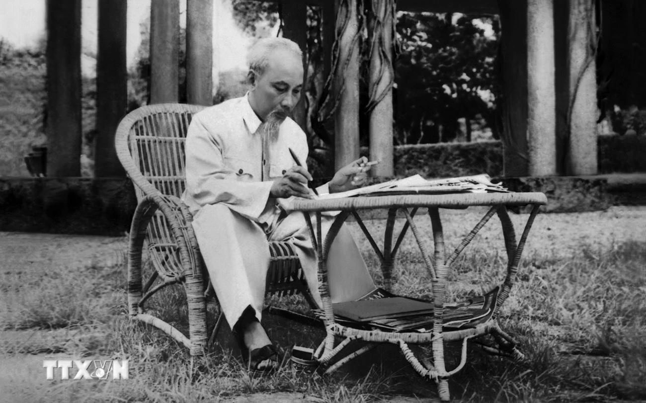 Chủ tịch Hồ Chí Minh làm việc tại Phủ Chủ tịch. (Ảnh: Tư liệu TTXVN)