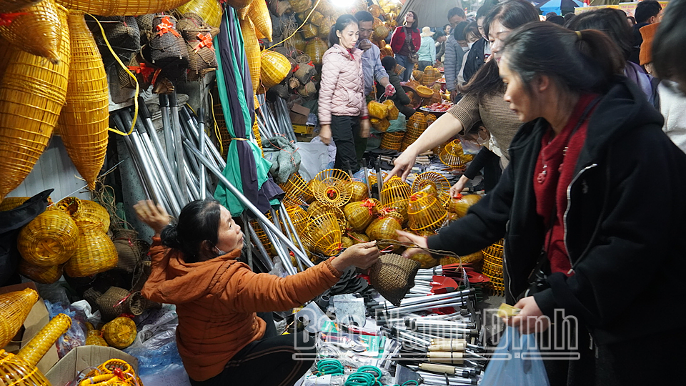 Gian hàng bán nông cụ luôn tấp nập khách hàng. 