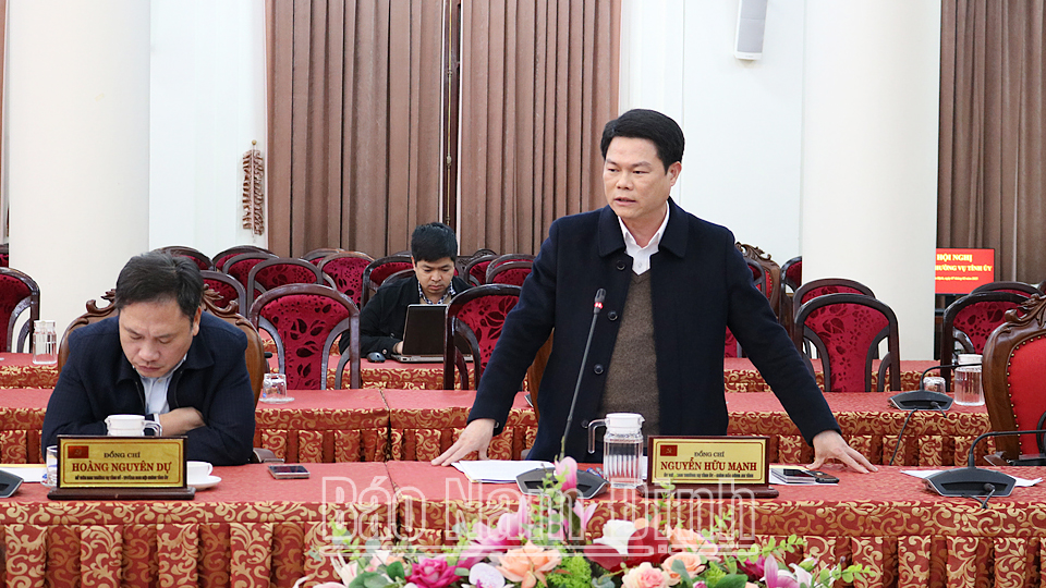 Đồng chí Nguyễn Hữu Mạnh, Ủy viên Ban TVTU, Giám đốc Công an tỉnh phát biểu tại hội nghị.