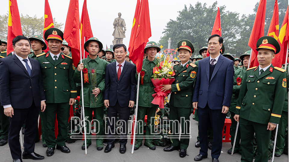 Đồng chí Chủ tịch UBND tỉnh Phạm Đình Nghị; Thiếu tướng Lương Văn Kiểm, Tư lệnh Quân khu 3; Bí thư Thành ủy Nam Định Nguyễn Anh Tuấn tặng hoa động viên tân binh lên đường nhập ngũ.