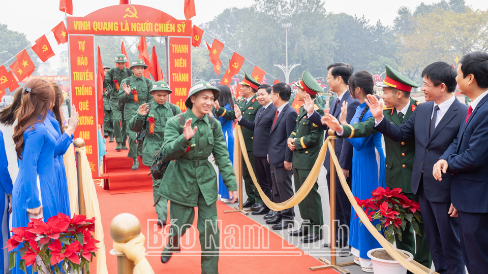 Tân binh phấn khởi lên đường nhập ngũ.