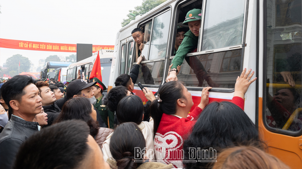 Người thân tiễn các tân binh lên đường nhập ngũ.