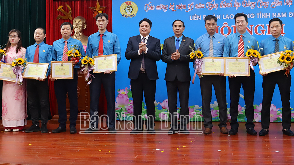 Các đồng chí: Phó Chủ tịch Tổng Liên đoàn Lao động Việt Nam Phan Văn Anh và Chủ tịch Ủy ban MTTQ tỉnh Trần Minh Thắng tặng Bằng khen cho các công nhân lao động tiêu biểu. 