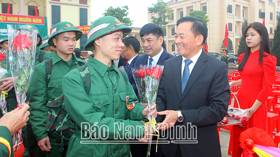 Đồng chí Nguyễn Phùng Hoan; Ủy viên Ban TVTU, Phó Chủ tịch thường trực HĐND tỉnh động viên tân binh lên đường nhập ngũ. 