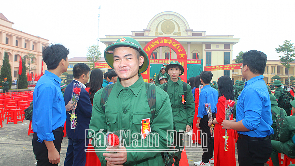 Tân binh huyện Nam Trực bước qua cầu Vinh Quang lên đường nhập ngũ