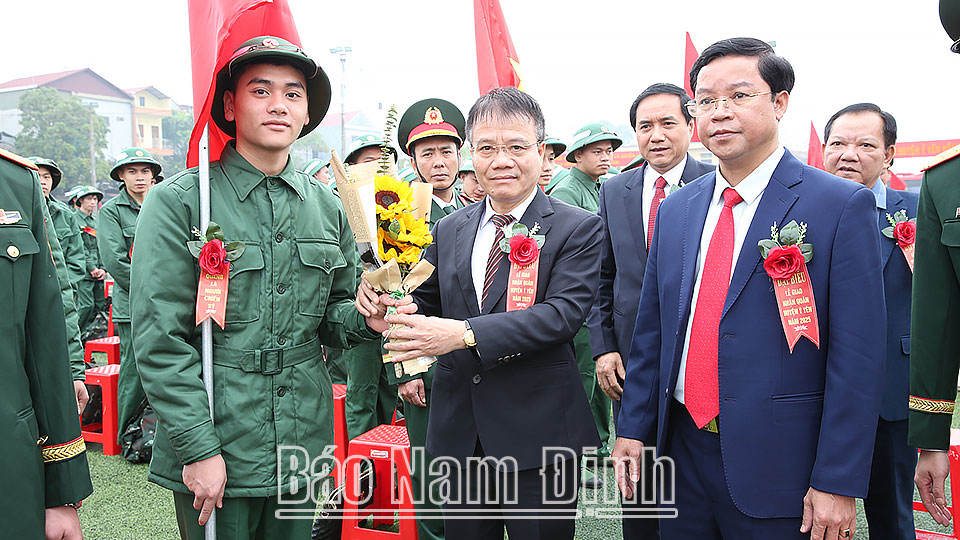 Đồng chí Nguyễn Mạnh Hiền, Ủy viên Ban TVTU, Chủ nhiệm Ủy ban Kiểm tra Tỉnh ủy tặng hoa động viên các tân binh huyện Ý Yên lên đường nhập ngũ.