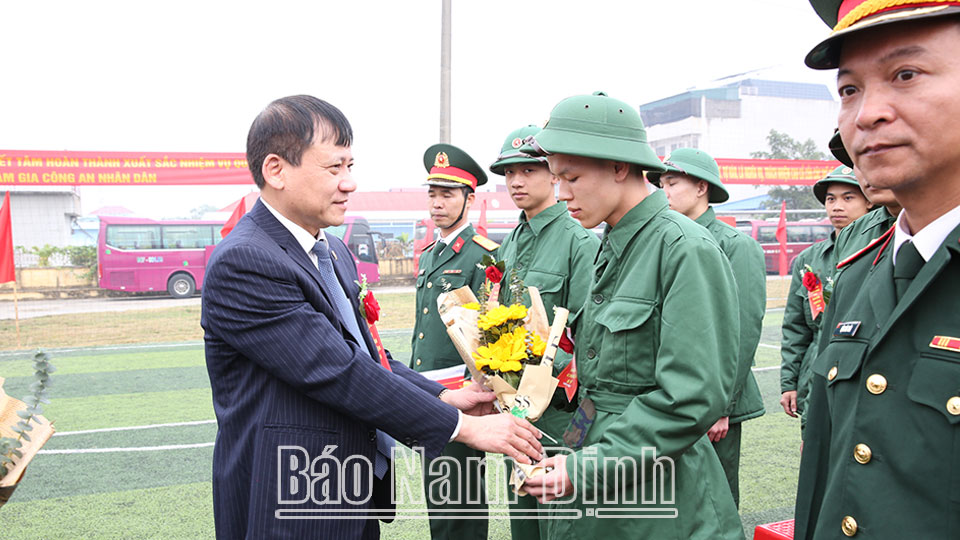 Đồng chí Mai Thanh Long, Phó Chủ tịch HĐND tỉnh tặng hoa động viên các tân binh của huyện Ý Yên lên đường nhập ngũ