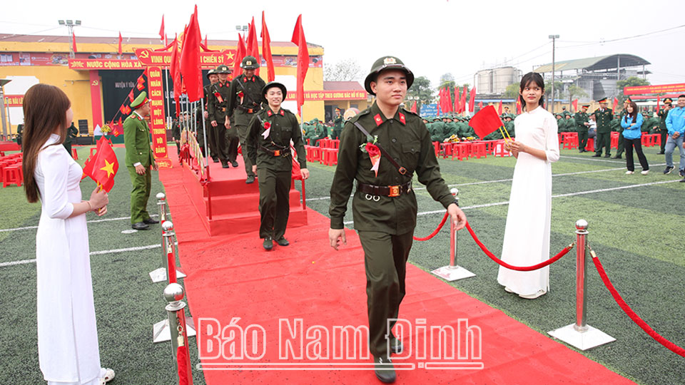 Đoàn viên thanh niên Ý Yên hăng hái lên đường thực hiện quyền và nghĩa vụ bảo vệ Tổ quốc Việt Nam.