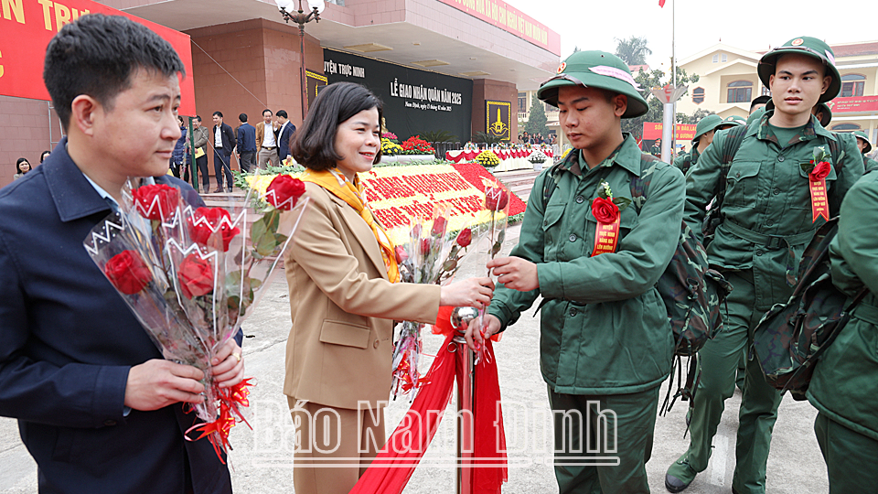 Đồng chí Phạm Thị Thu Hằng, Ủy viên Ban TVTU, Trưởng Ban Tuyên giáo Tỉnh ủy tặng hoa, động viên tân binh huyện Trực Ninh lên đường nhập ngũ.