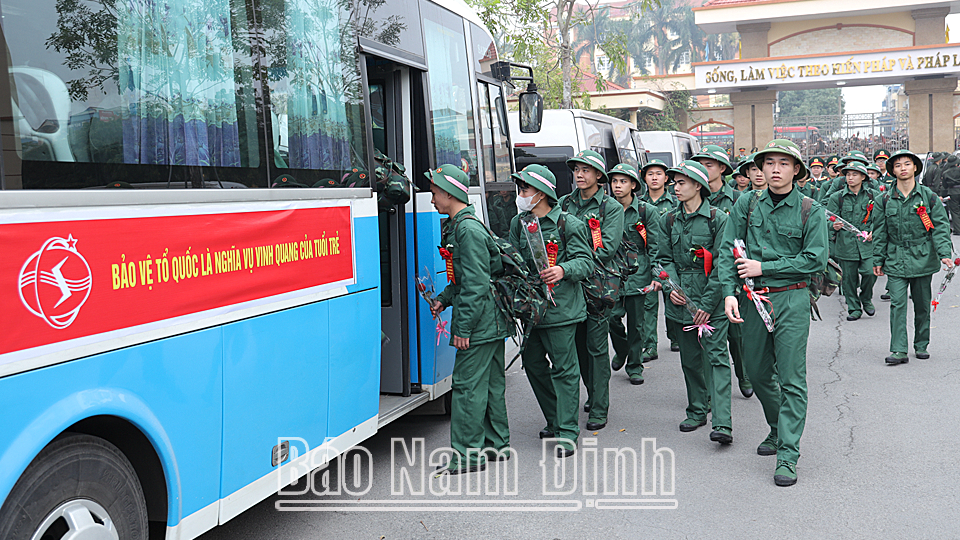 Các tân binh huyện Trực Ninh lên xe về các đơn vị nhận quân.