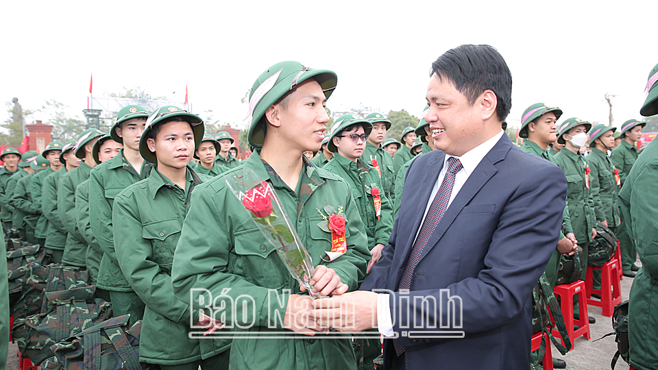 Đồng chí Trần Minh Thắng, Ủy viên Ban TVTU, Chủ tịch Ủy ban MTTQ tỉnh tặng hoa động viên tân binh huyện Xuân Trường.