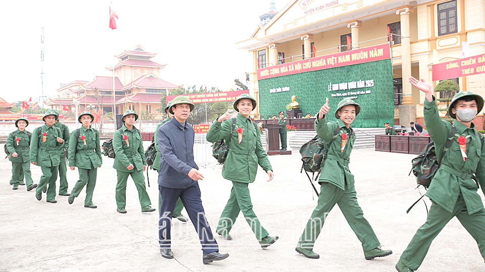 Thanh niên huyện Xuân Trường háo hức lên đường thực hiện nghĩa vụ quân sự. 