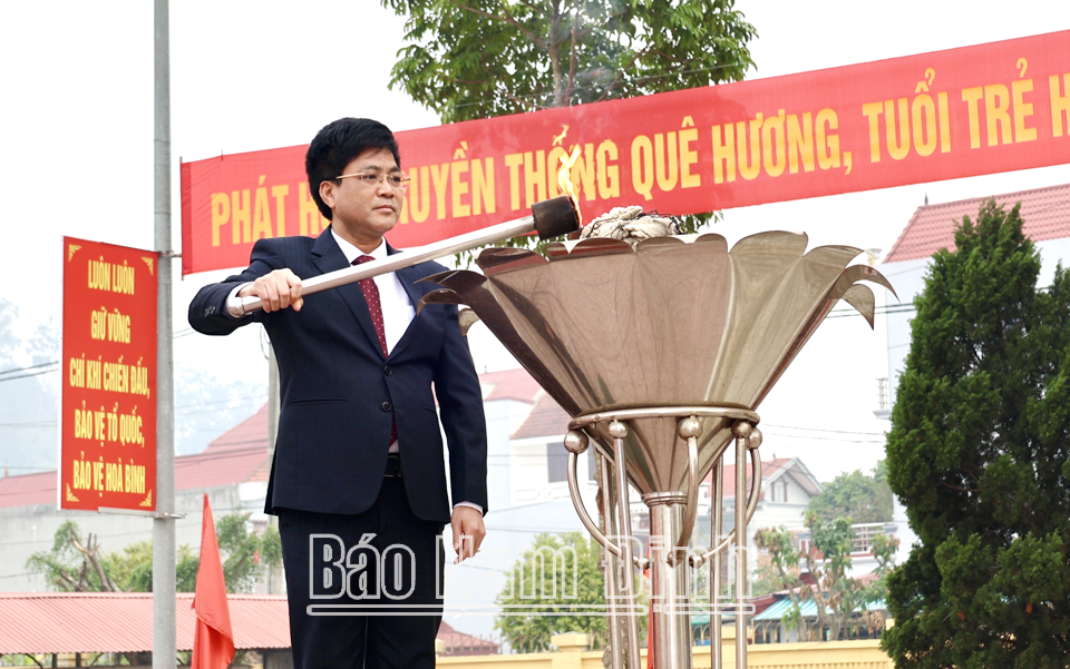 Đồng chí Bí thư Huyện uỷ Trần Minh Hoan thắp lửa truyền thống tại Lễ giao, nhận quân 2025.