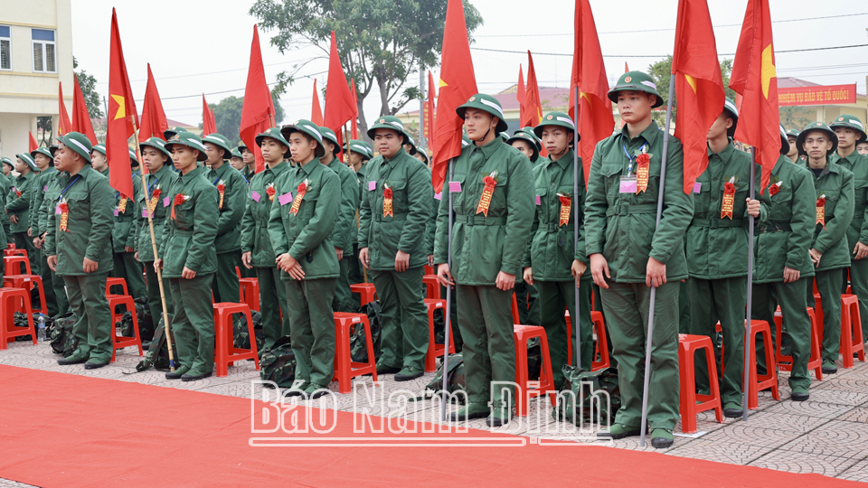 Hơn 200 tân binh huyện Vụ Bản phấn khởi lên đường nhập ngũ.