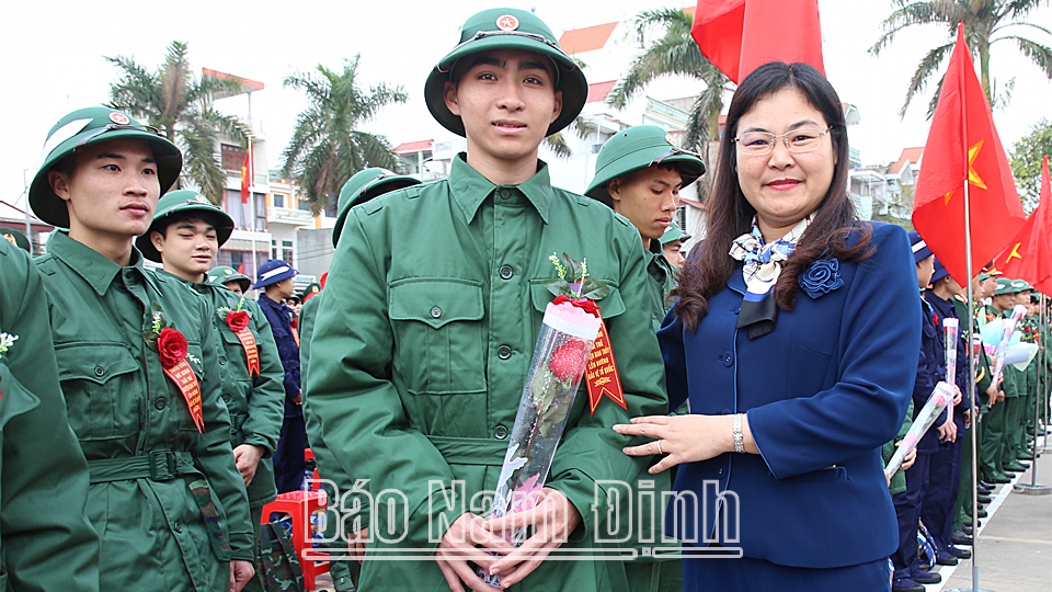 Đồng chí Hà Lan Anh, TUV, Phó Chủ tịch UBND tỉnh tặng hoa động viên tân binh huyện Giao Thủy lên đường nhập ngũ