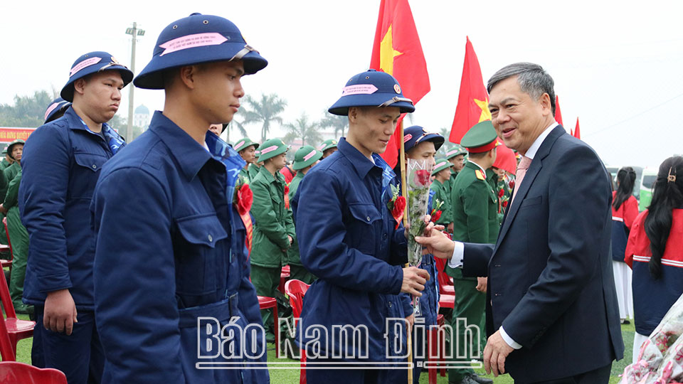 Đồng chí Phó Chủ tịch UBND tỉnh Trần Lê Đoài tặng hoa, động viên các tân binh huyện Nghĩa Hưng lên đường nhập ngũ. 