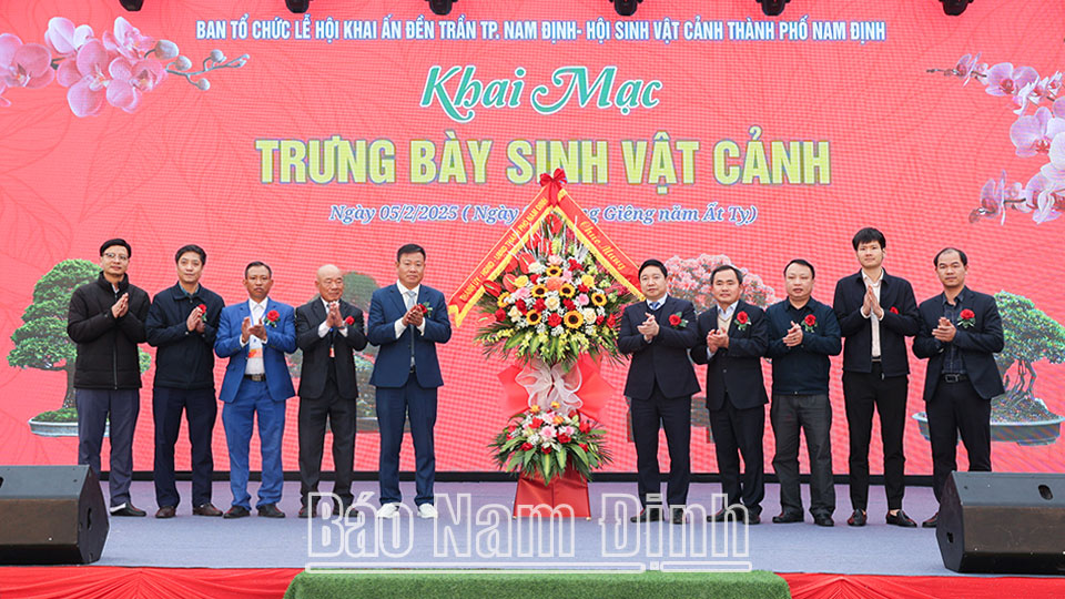  Lãnh đạo UBND thành phố Nam Định tặng hoa chúc mừng 