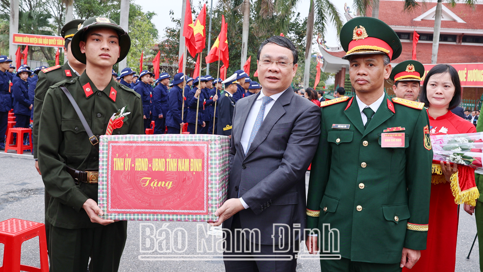 Đồng chí Bí thư Tỉnh ủy Đặng Khánh Toàn tặng quà động viên thanh niên Hải Hậu lên đường nhập ngũ.