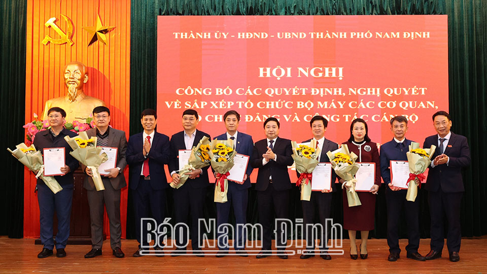 Lãnh đạo thành phố Nam Định trao quyết định, tặng hoa chúc mừng tập thể lãnh đạo Phòng Nội vụ thành phố Nam Định.