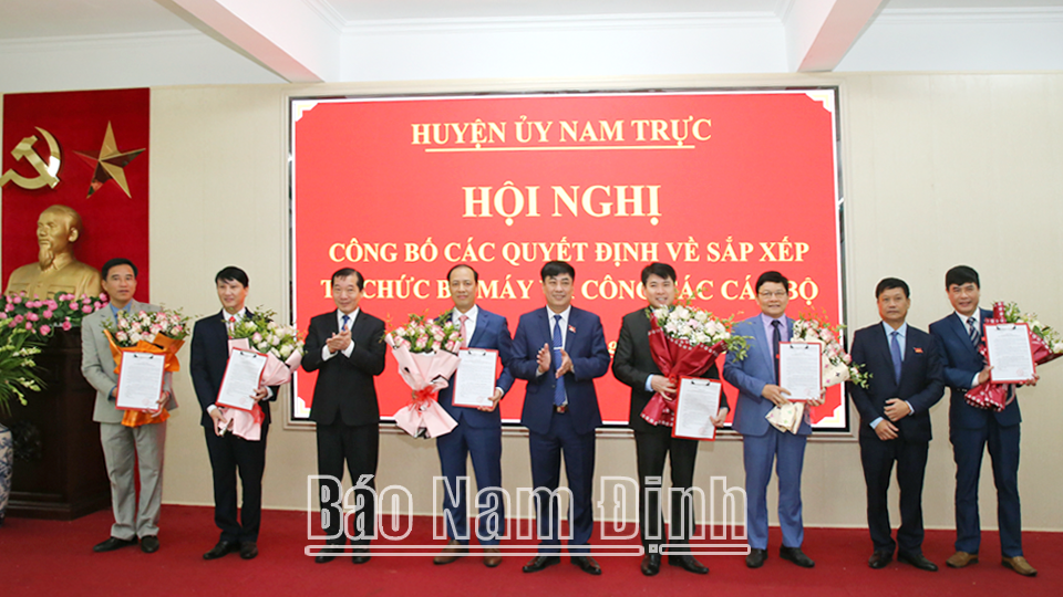 Thường trực Huyện ủy Nam Trực trao Quyết định phân công, bổ nhiệm lãnh đạo Ban Tuyên giáo và Dân vận Huyện ủy.