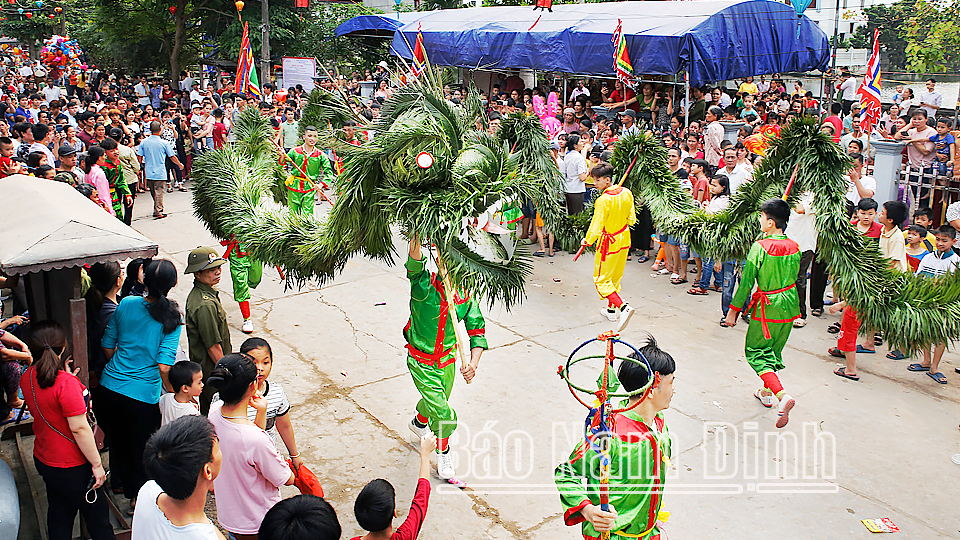 Múa rồng mây ở lễ hội làng Quả Linh, xã Thành Lợi (Vụ Bản). 
Ảnh: Viết Dư
