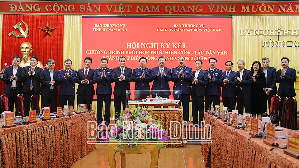 Ban Thường vụ Đảng ủy Cảnh sát biển Việt Nam trao quà lưu niệm cho Ban TVTU.
