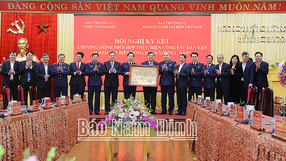 Ban TVTU trao tặng bức tranh Tháp Phổ Minh- biểu tượng của tỉnh cho Ban Thường vụ Đảng ủy Cảnh sát biển Việt Nam.