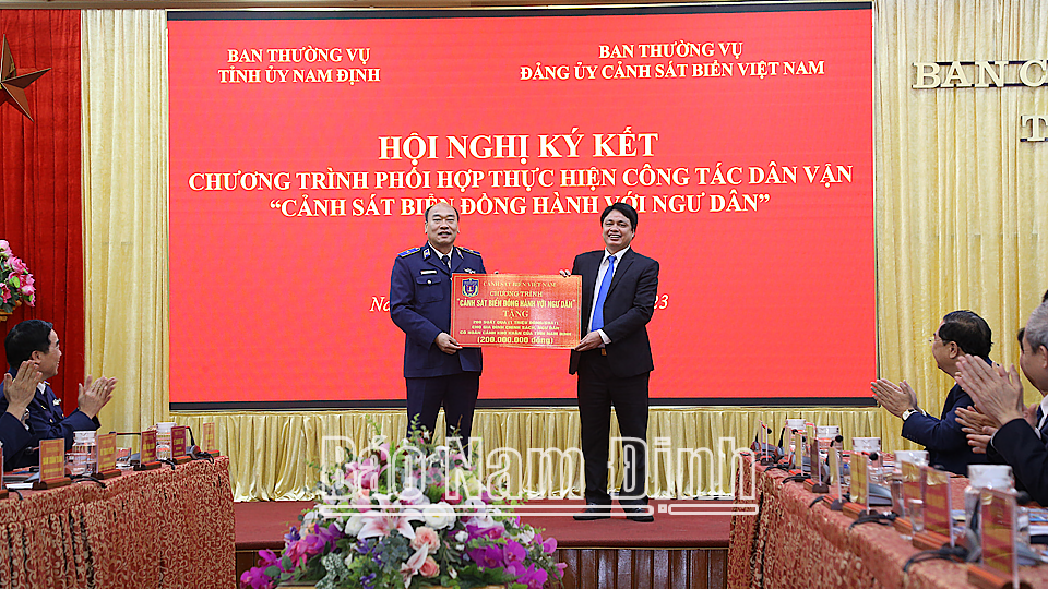 Ban Thường vụ Đảng ủy Cảnh sát biển Việt Nam trao tặng 200 suất quà cho gia đình chính sách, đồng bào tôn giáo, ngư dân có hoàn cảnh khó khăn trên địa bàn tỉnh.