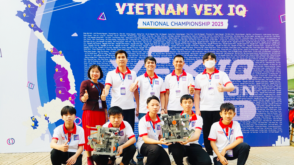  Học sinh Trường THCS Nguyễn Hiền đạt giải Nhì cuộc thi VEX IQ Robotics toàn quốc 