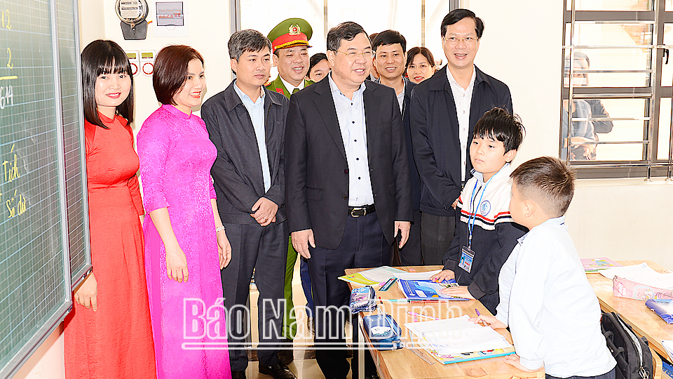 Đồng chí Bí thư Tỉnh ủy Phạm Gia Túc và lãnh đạo thành phố Nam Định thăm Trường Tiểu học Nguyễn Tất Thành.