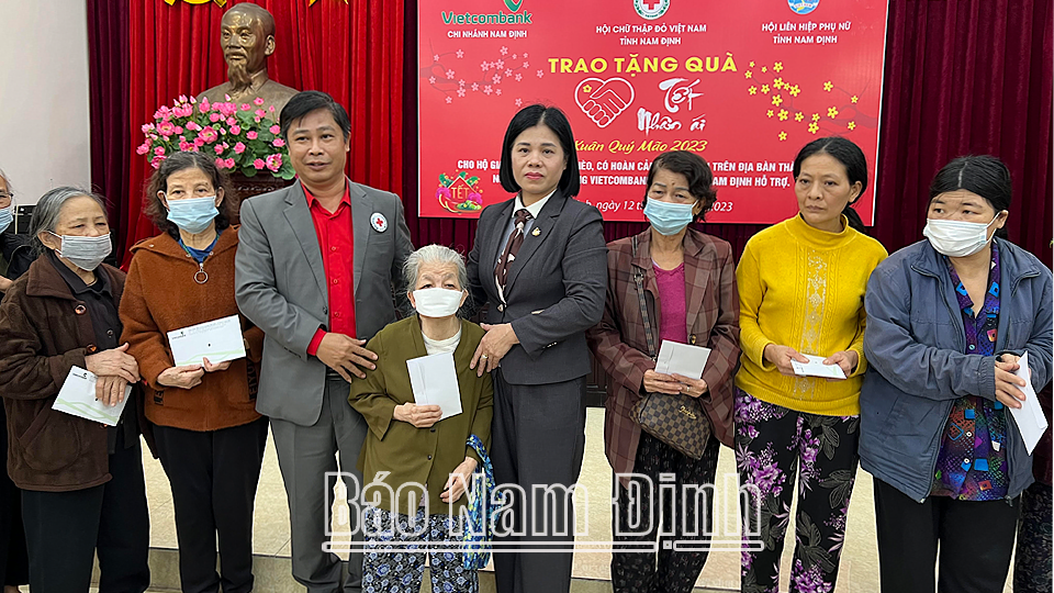 Hội Liên hiệp Phụ nữ tỉnh phối hợp với Hội Chữ thập đỏ tỉnh tặng quà cho hội viên phụ nữ nghèo trên địa bàn thành phố Nam Định dịp Tết Quý Mão 2023 