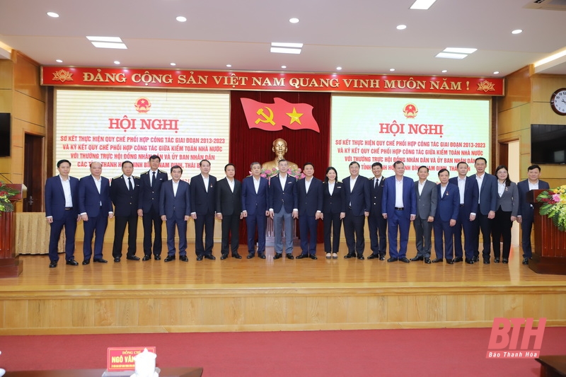 Lãnh đạo Kiểm toán Nhà nước và lãnh đạo các tỉnh Thanh Hóa, Ninh Bình, Nam Định, Thái Bình chụp ảnh lưu niệm.